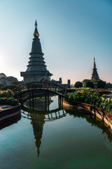 Fototapeta premium Phra Mahathat. Dwie chedi - Naphamethinidon i Naphonphumisiri, niedaleko szczytu Doi Inthanon. Te dwie stupy są poświęcone zmarłemu niedawno królowi i jego żonie.