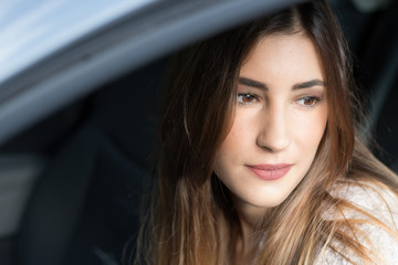 Fototapeta na wymiar Ritratto di una donna seduta in macchina