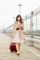 空港展望デッキの女性