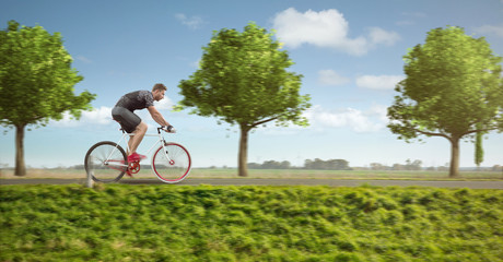 Fahrradfahrer auf einer grünen Landstraße