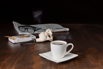 Heisser Kaffee mit Tabakpfeife