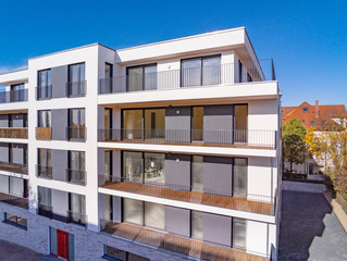 modernes Neubauhaus mit Balkon