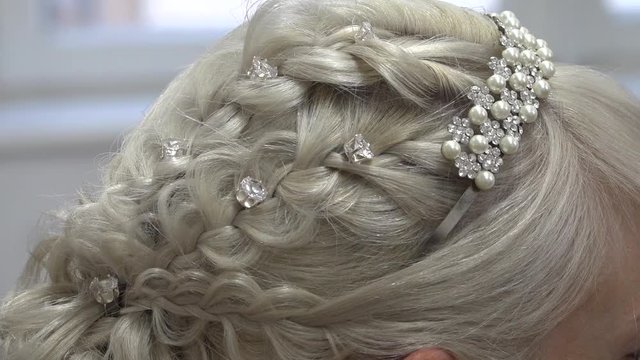 Coiffure de mariage avec diad&egrave;me en strass