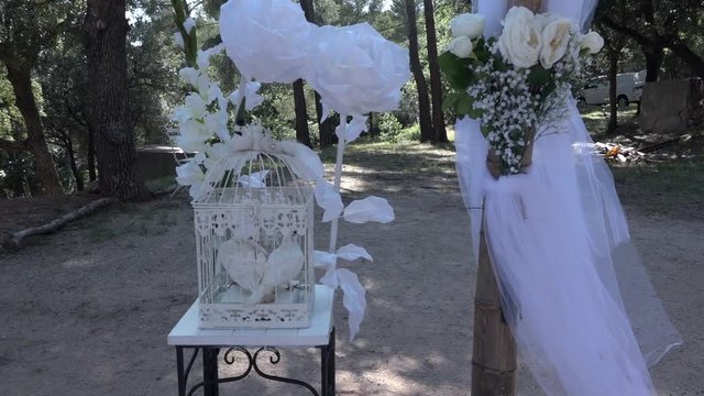 D&eacute;coration mariage blanc avec ballons et colombes