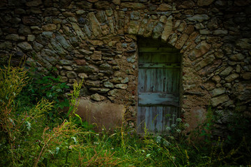 Fototapeta na wymiar Gemäuer, Eingang in ein altes Haus, verfallener Eingang in Ruine