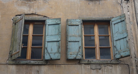 Antiguas ventanas de madera pintada de añil