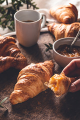 Petit-Déjeuner avec Croissants, Confiture et Café