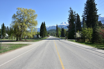 Fototapeta premium Landstraße und Berge