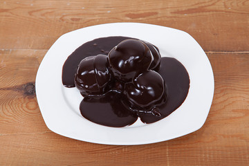 bir tabak profiterol
