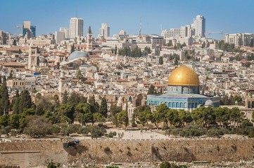 Obraz premium JERUSALEM, ISRAEL. October 30, 2018. A view of the Temple Mount with a Dome of the Rock in the center. It is an Islamic shrine located in the Old City of Jerusalem. Al Aqsa mosque, Muslim holy place.