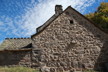 Fototapeta na wymiar Maison en pierre au toit en lauze
