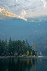 Herbstwalds mit Spiegelung im glasklaren Eibsee