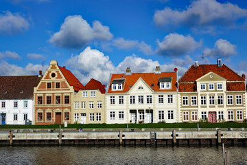Fototapeta na wymiar Glückstadt an der Elbe bunte Häuser am Hafen