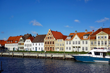 Fototapeta na wymiar Glückstadt an der Elbe Häuser am Hafen