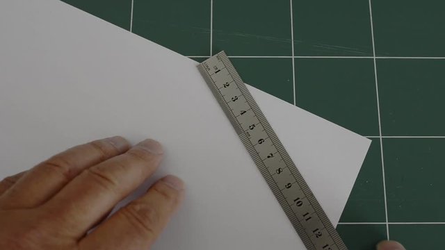 coupe d'une feuille de papier au cutter