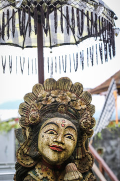 Statue traditionnelle balinaise en Indon&eacute;sie avec ombrelle
