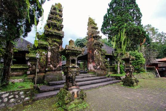 Entr&eacute;e du temple hindou pura luhur batukaru, bali, indon&eacute;sie