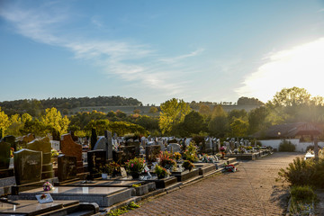 Vue d'un cimetière français sous le soleil couchant en fin de journée en Alsace
