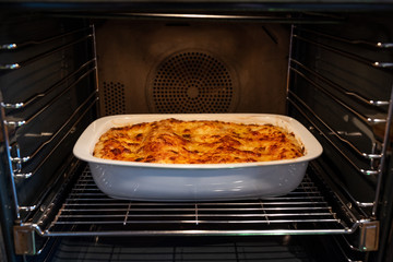 Selbstgemachte Lasagne im Ofen