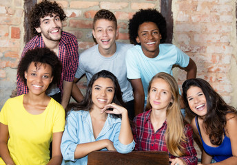 Gruppenbild mit sieben internationalen Jugendlichen