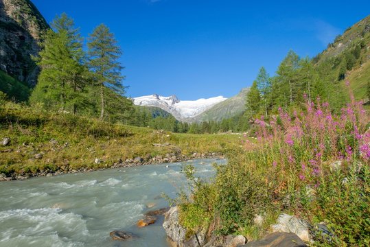 Gschlossbach in Tauern Valley, behind Schwarze Wand, Hoher Zaun and Grossvenediger, Venediger Group, Hohe Tauern National Park, East Tyrol, Austria, Europe