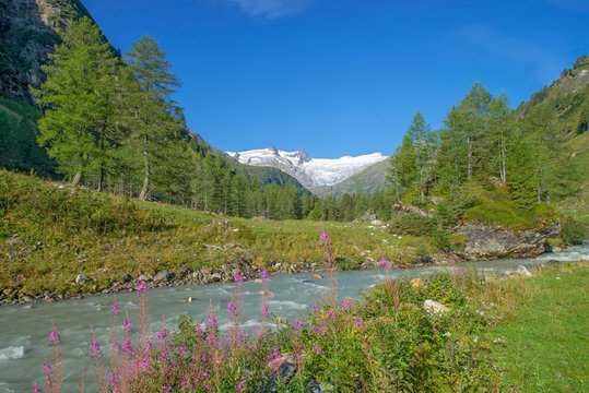 Gschlossbach in Tauern Valley, behind Schwarze Wand, Hoher Zaun and Grossvenediger, Venediger Group, Hohe Tauern National Park, East Tyrol, Austria, Europe