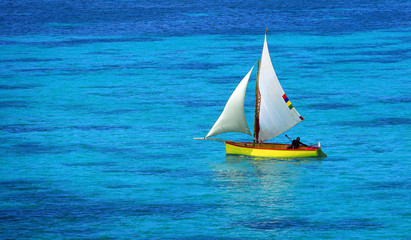 Fototapeta premium Bateau de pêche traditionnel sur la côte de Belle Mare à l'Ile Maurice