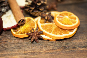 Weihnachtsdeko mit Sternanis und Orangen © Daniel Ernst