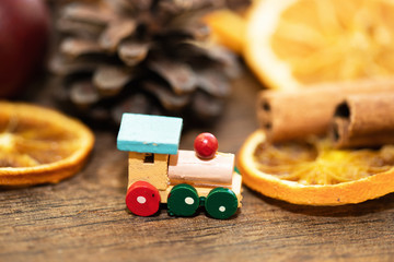 Eisenbahn mit Weihnachtsdeko