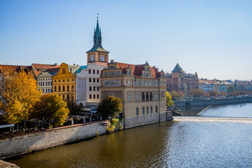 Fototapeta na wymiar Vue sur la vieille ville depuis le Pont Charles à Prague