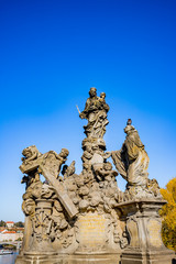 Fototapeta na wymiar Statues du Pont Charles de Prague