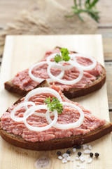 Brot mit frischem Zwiebelmett und Ziebelringen