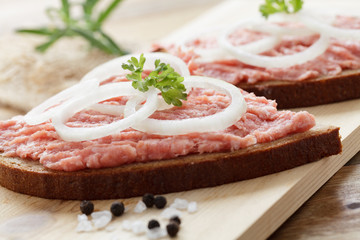 Brot mit frischem Zwiebelmett und Ziebelringen