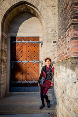 Fototapeta na wymiar Femme devant la porte du monastère Sainte-Agnès à Prague