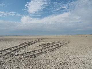 Obraz premium Sankt Peter-Ording - Pfahlbauten, Salzwiesen, Strandkörbe und Strand an der Nord seeküste am Nationalpark Wattenmeer