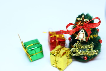 クリスマスツリーとたくさんのプレゼントなどのクリスマスの装飾(白背景)