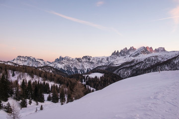 Tramonto sulla montagna innevata