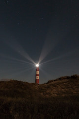Langzeitbelichtung Leuchtturm bei Nacht