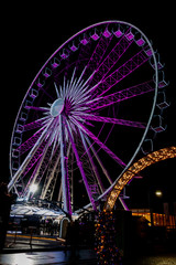 Obraz premium Riesenrad auf dem Weihanchtsmarkt mit LED Beleuchtung