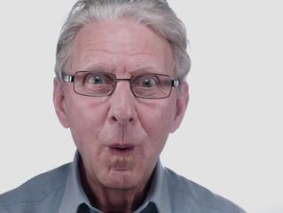 Alter Mann (79 J.) schaut erstaunt durch seine Brille