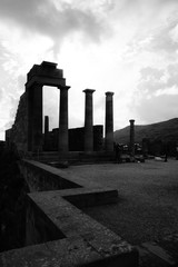 Tempelruine auf Akropolis mit Saulen und Tympanon unter einem dramatischen Wolkenhimmel