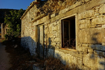 Alter Hauseingang mit Natursteinmauer