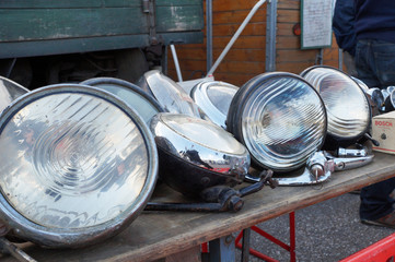 alte Autoscheinwerfer auf Oldtimerflohmarkt