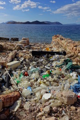 Umweltverschmutzung und Globalisierungsrückstände am Strand mit Meer im Hintergrund