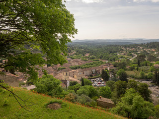 Le village de Cotignac et son rocher dans le Var en Provence verte. Vue plongeante sur village