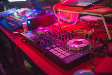 dj turntable and mixer