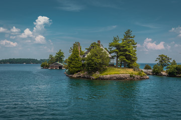 Fototapeta na wymiar ROCKPORT, ONTARIO / CANADA - JULY 16 2018: Cottages on 1000 Islands. St-Laurent river..
