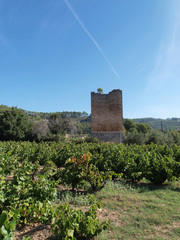 Le village de Cotignac dans le Var en Provence verte. Vestiges des deux tours carrées au dessus de la falaise