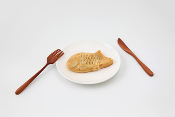 お皿にのせた 日本の和菓子 たい焼き フォーク ナイフ 白背景 