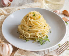 Spaghetti with thyme, garlic and olive oil